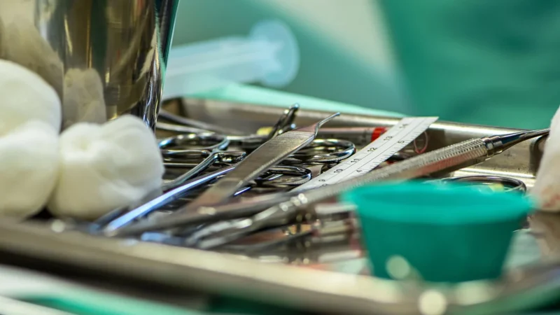 Stabilny chwyt podczas pracy z tkankami i materiałem zabiegowym